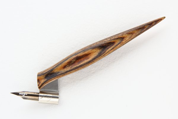 Oblique pen holder made of Bocote wood.