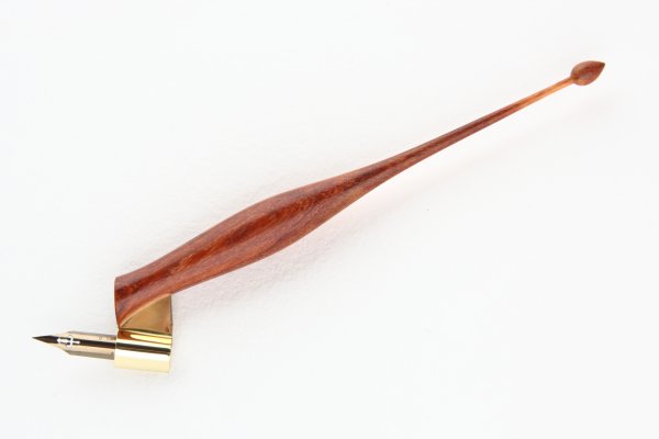 Oblique pen holder made of Pau Rosa wood