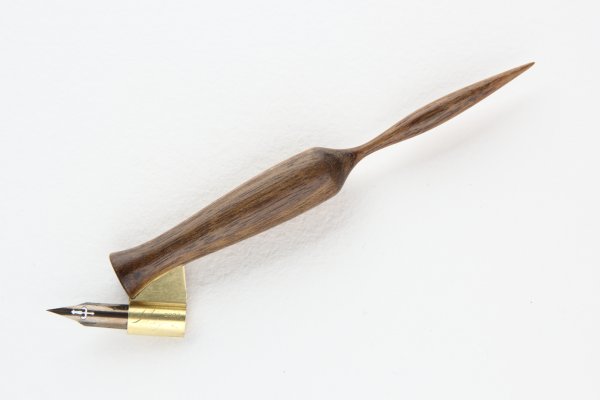 Oblique Pen holder made of Amazaque wood.