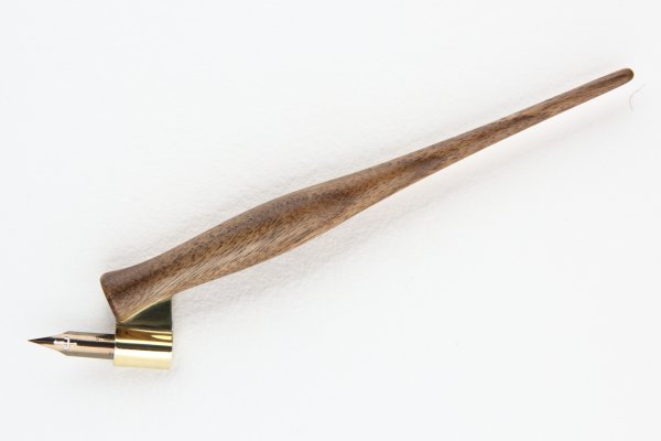 Oblique pen holder with a classic shape, made of Walnut wood.