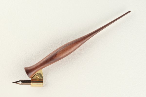 Short oblique pen holder made of Pau Ferro wood.
