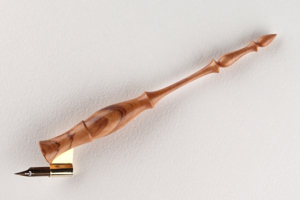 Oblique pen holder made of Wild Olive wood.