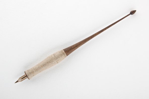 Straight pen holder made of amazaque wood and finished with natural linseed oil.