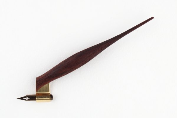 Oblique pen holder made of Pau Ferro wood.
